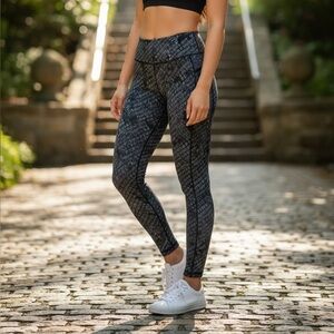 KIRAGRACE Snake Print Leggings in Black / Gray Small
